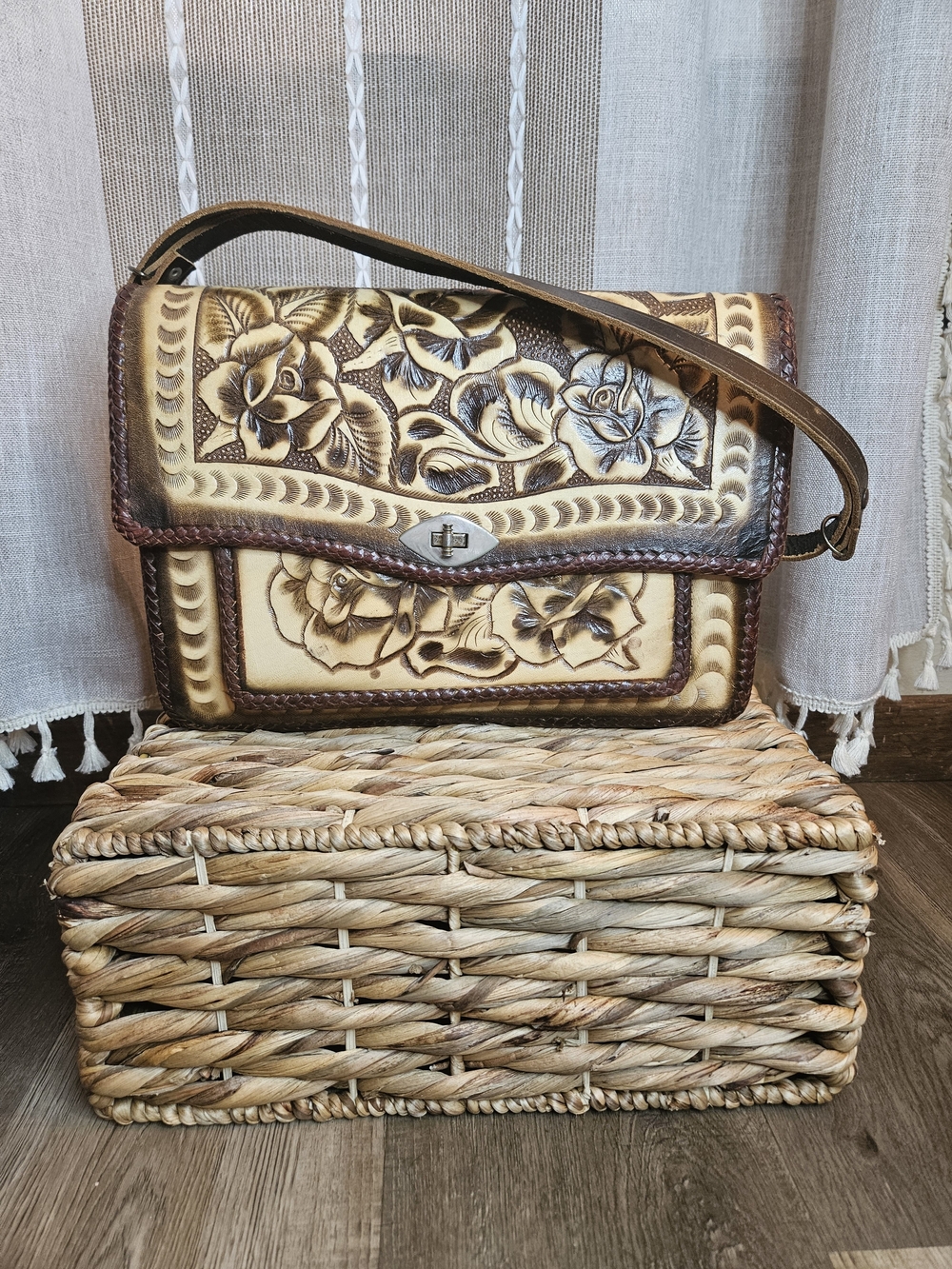 Hand-Tooled Floral Leather Mexico Vintage Shoulder Bag in Cream and Brown